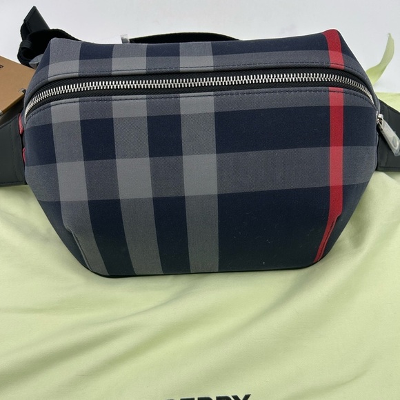 Women's Burberry Sonny  check Belt bag adjustable in navy blue made in Italy - Picture 2 of 9